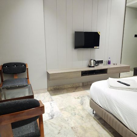 Hotel Statusinn, Ichalkaranji Buitenkant foto