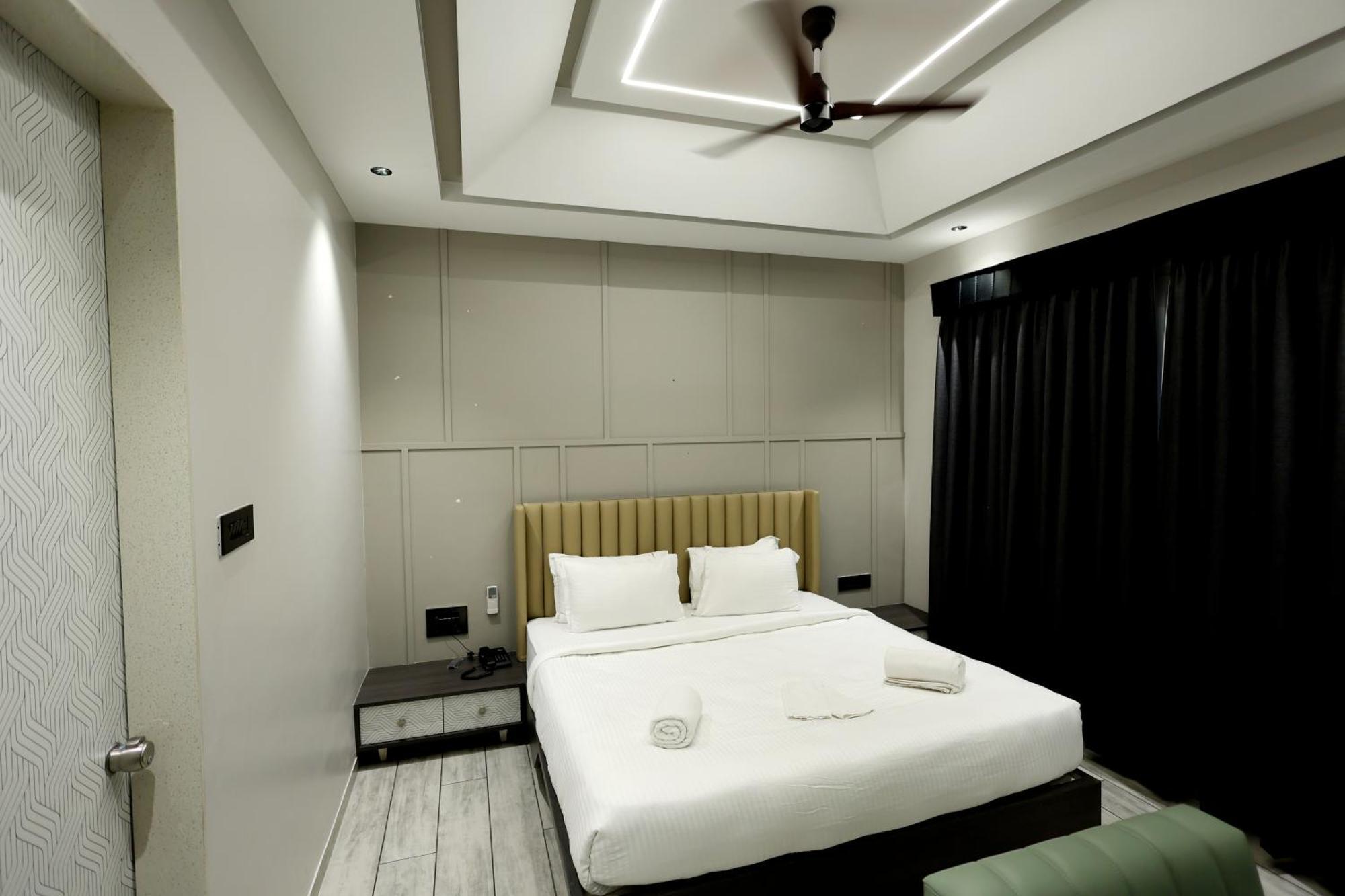 Hotel Statusinn, Ichalkaranji Buitenkant foto