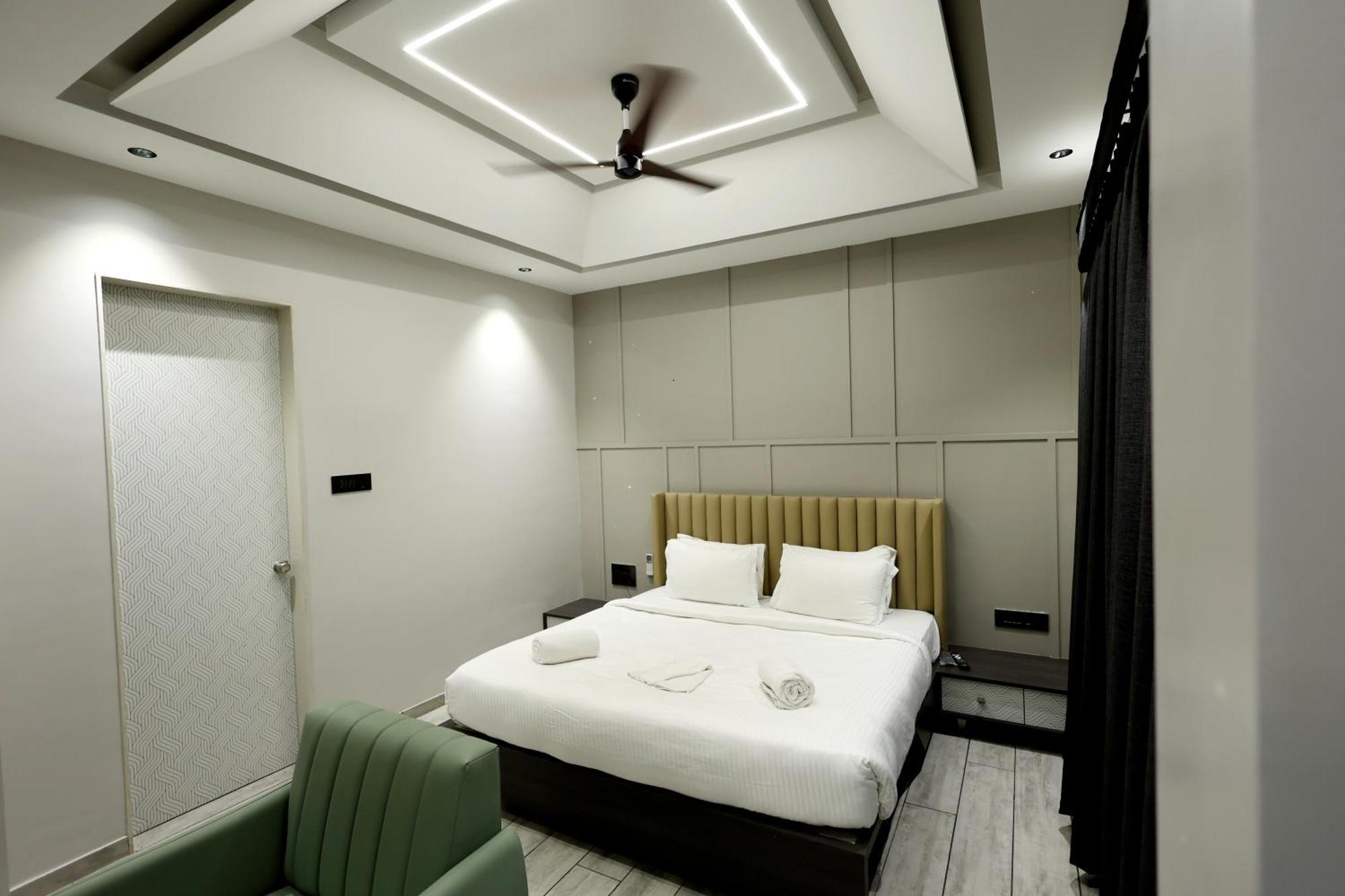 Hotel Statusinn, Ichalkaranji Buitenkant foto