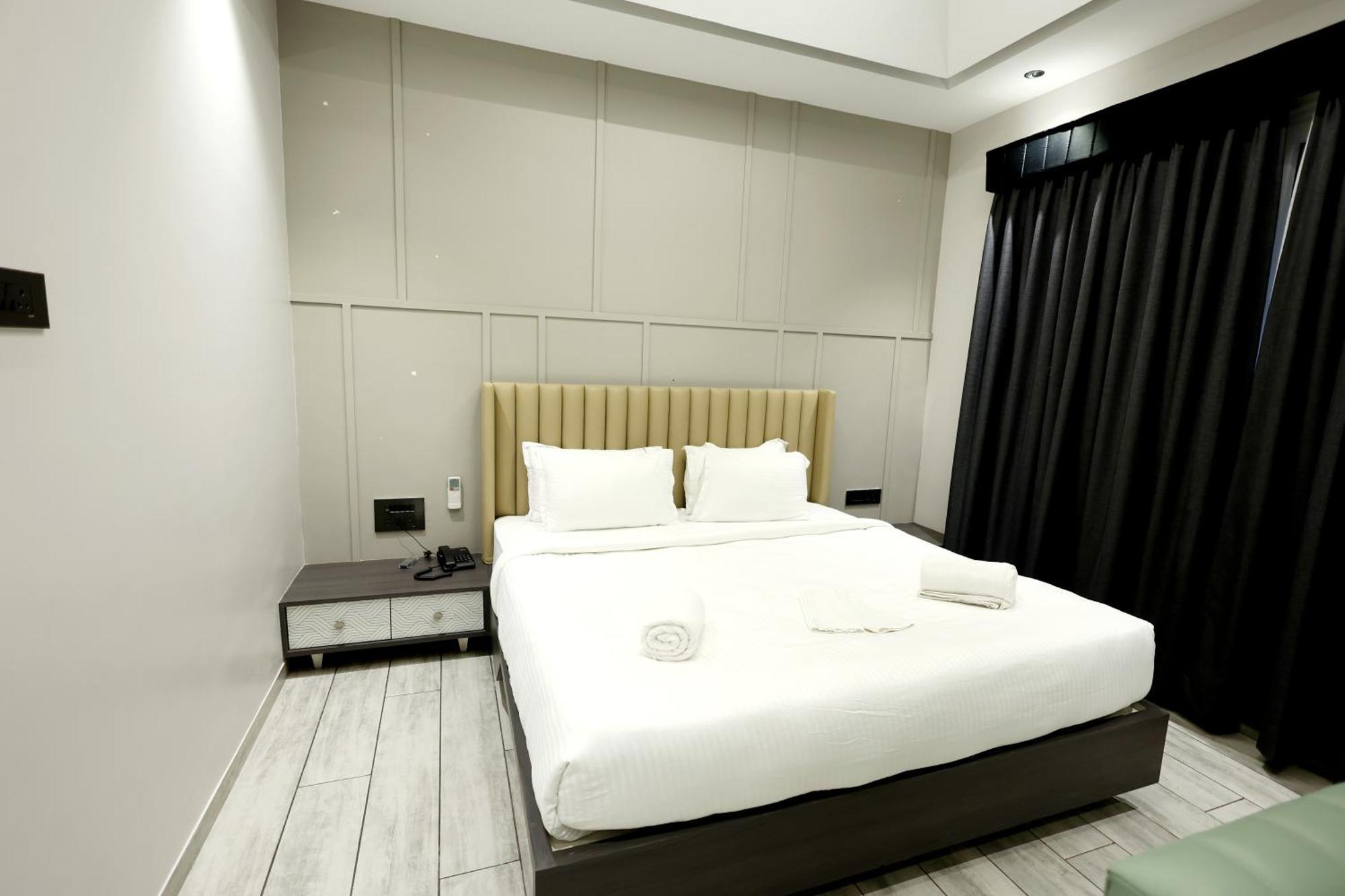 Hotel Statusinn, Ichalkaranji Buitenkant foto