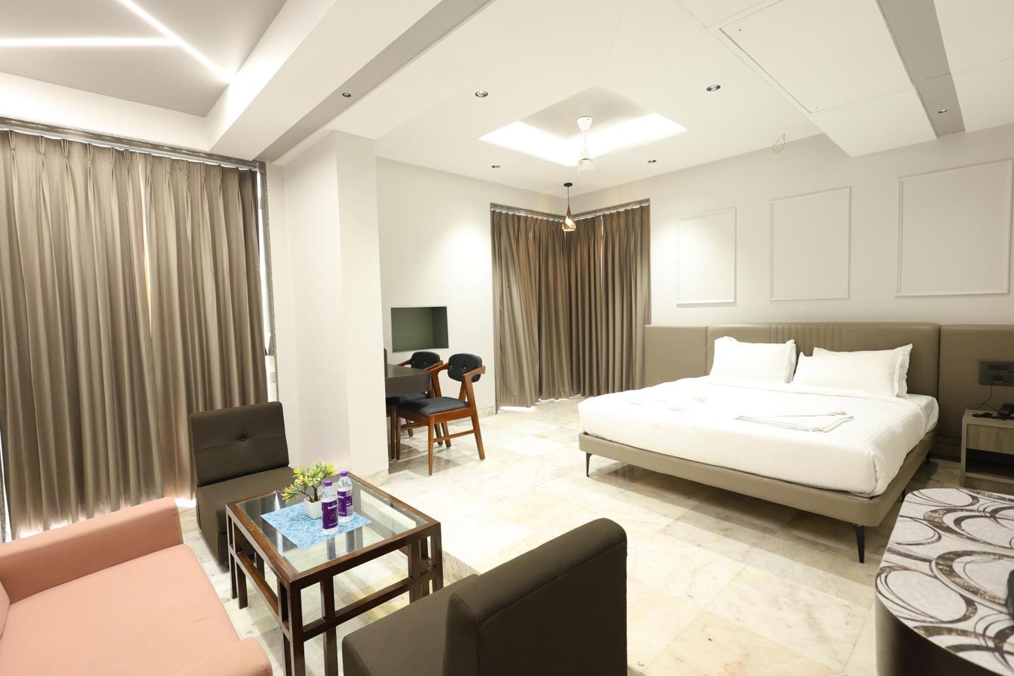 Hotel Statusinn, Ichalkaranji Buitenkant foto