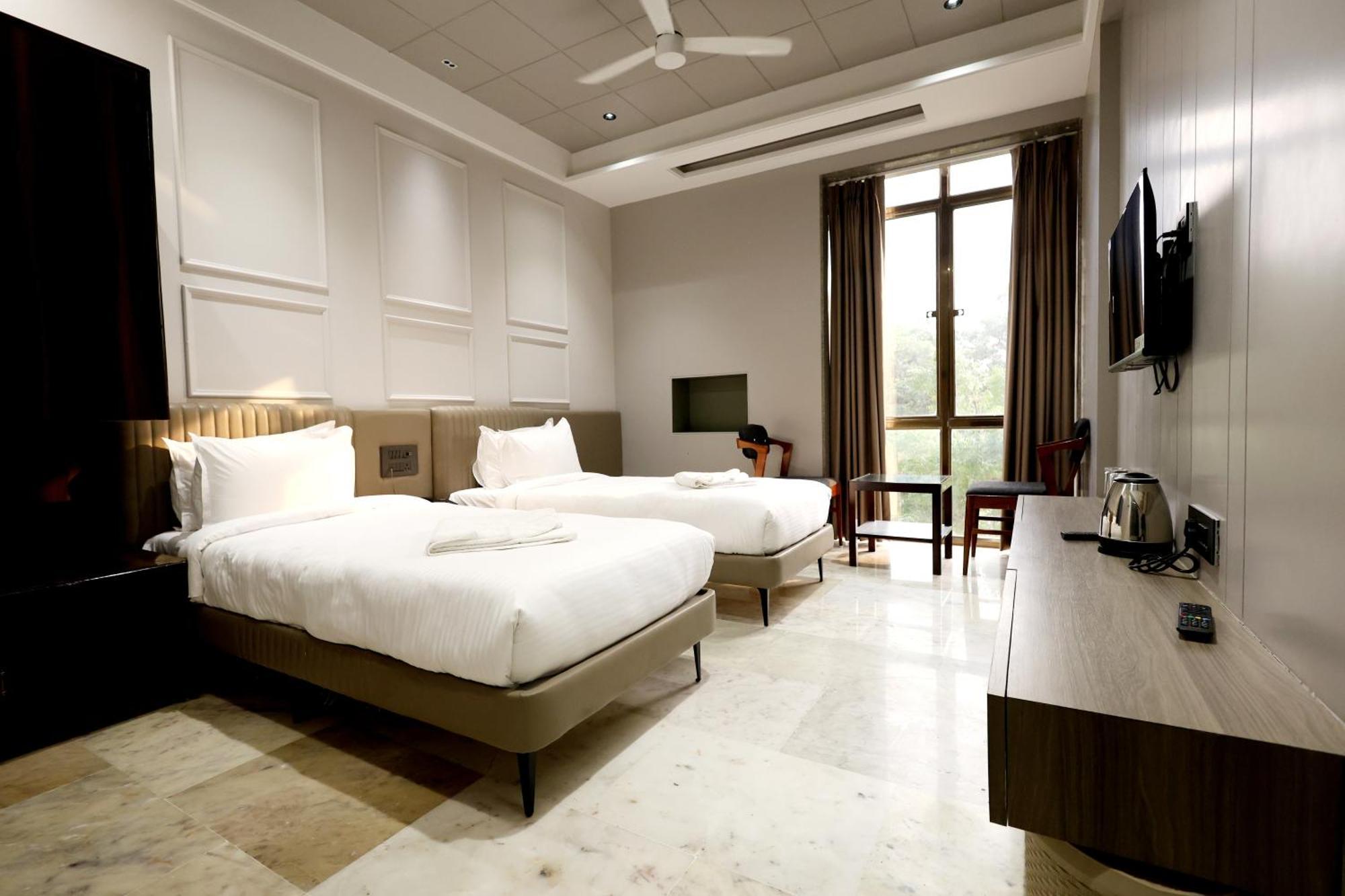 Hotel Statusinn, Ichalkaranji Buitenkant foto