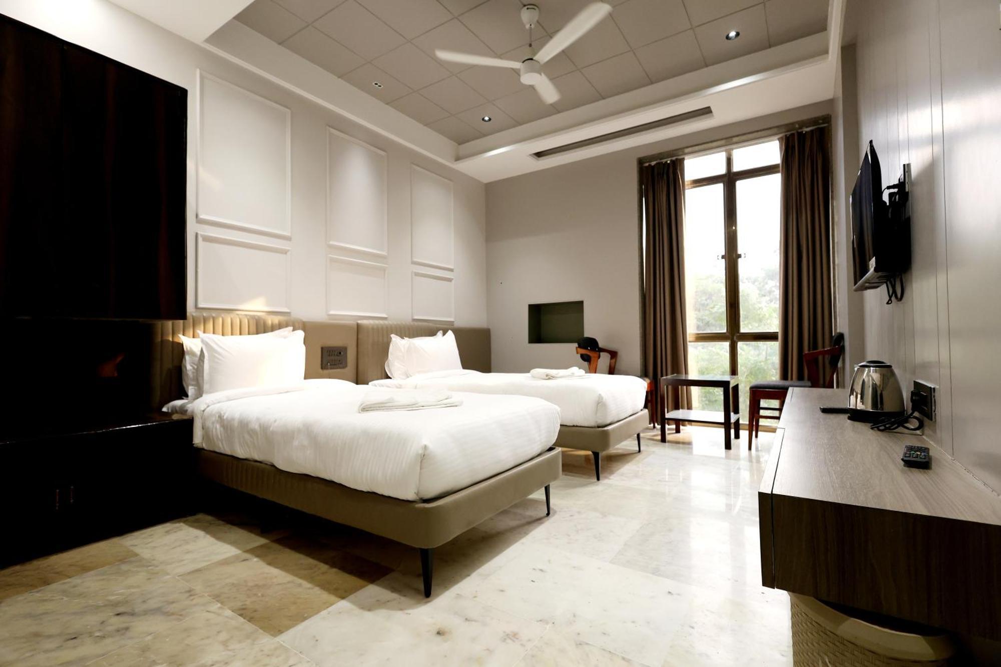 Hotel Statusinn, Ichalkaranji Buitenkant foto