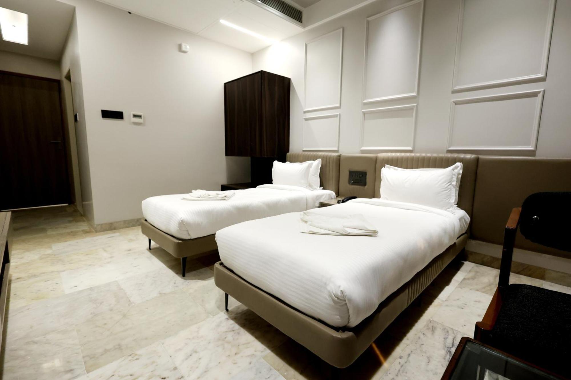 Hotel Statusinn, Ichalkaranji Buitenkant foto