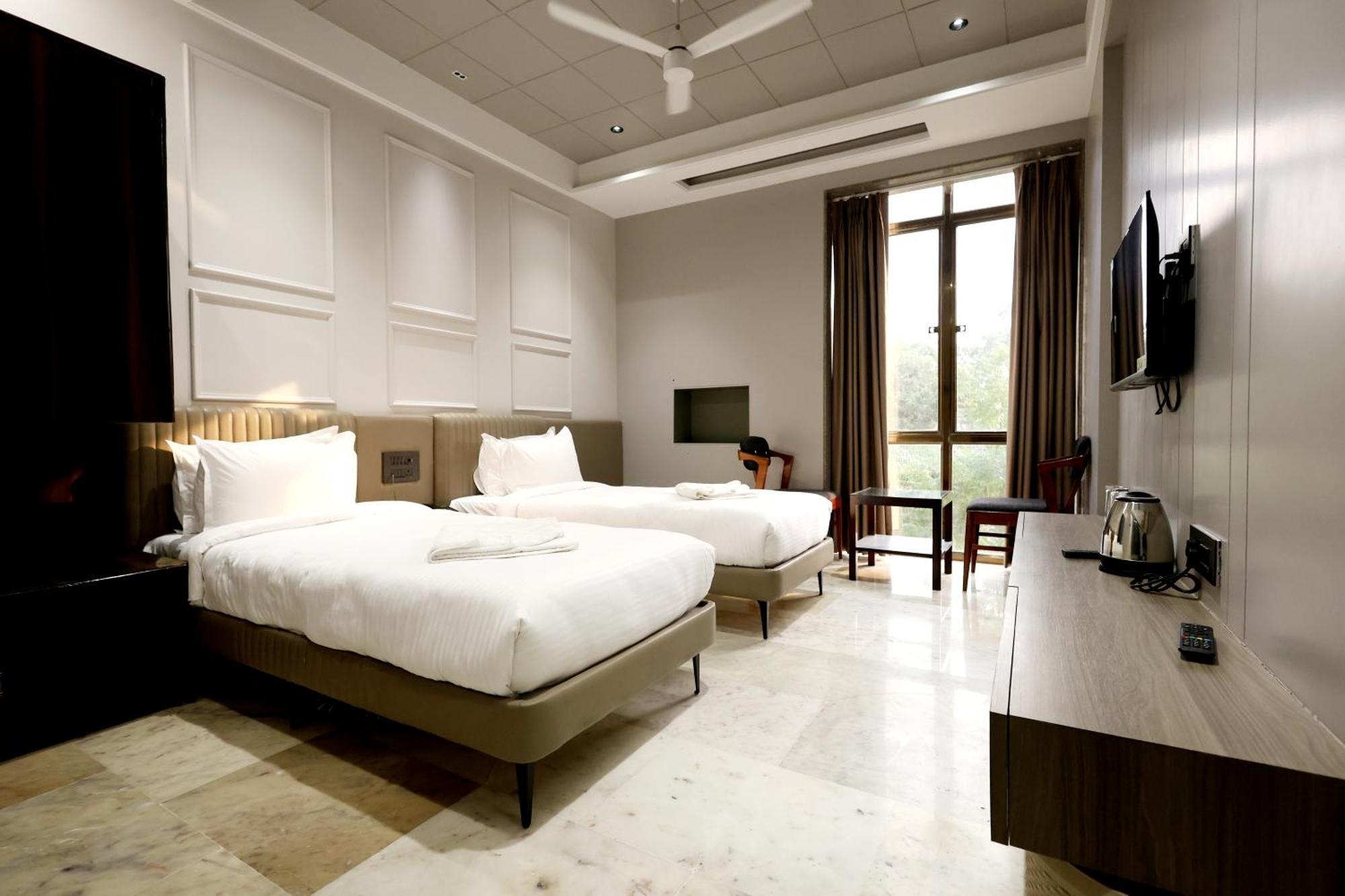 Hotel Statusinn, Ichalkaranji Buitenkant foto