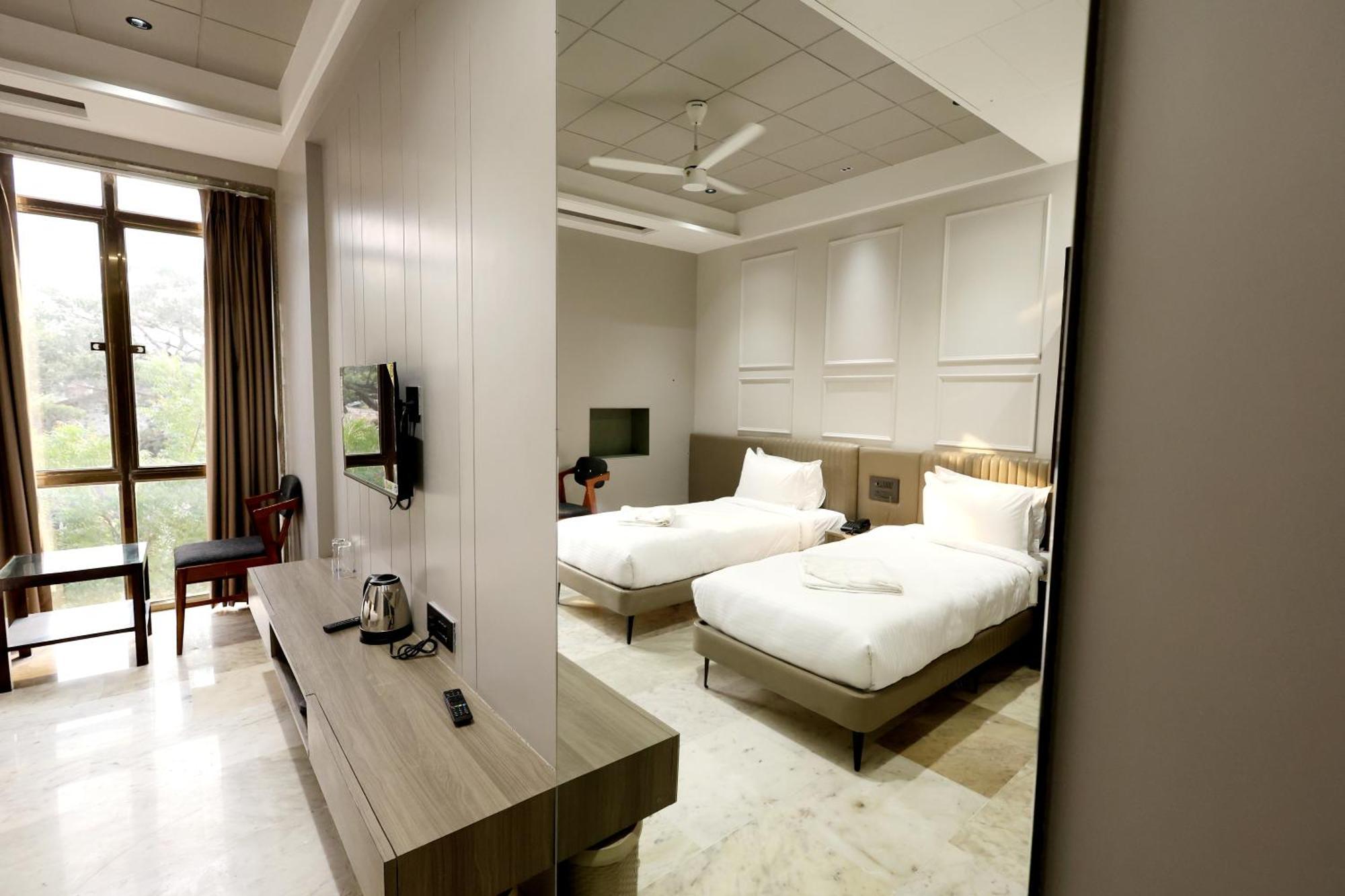 Hotel Statusinn, Ichalkaranji Buitenkant foto