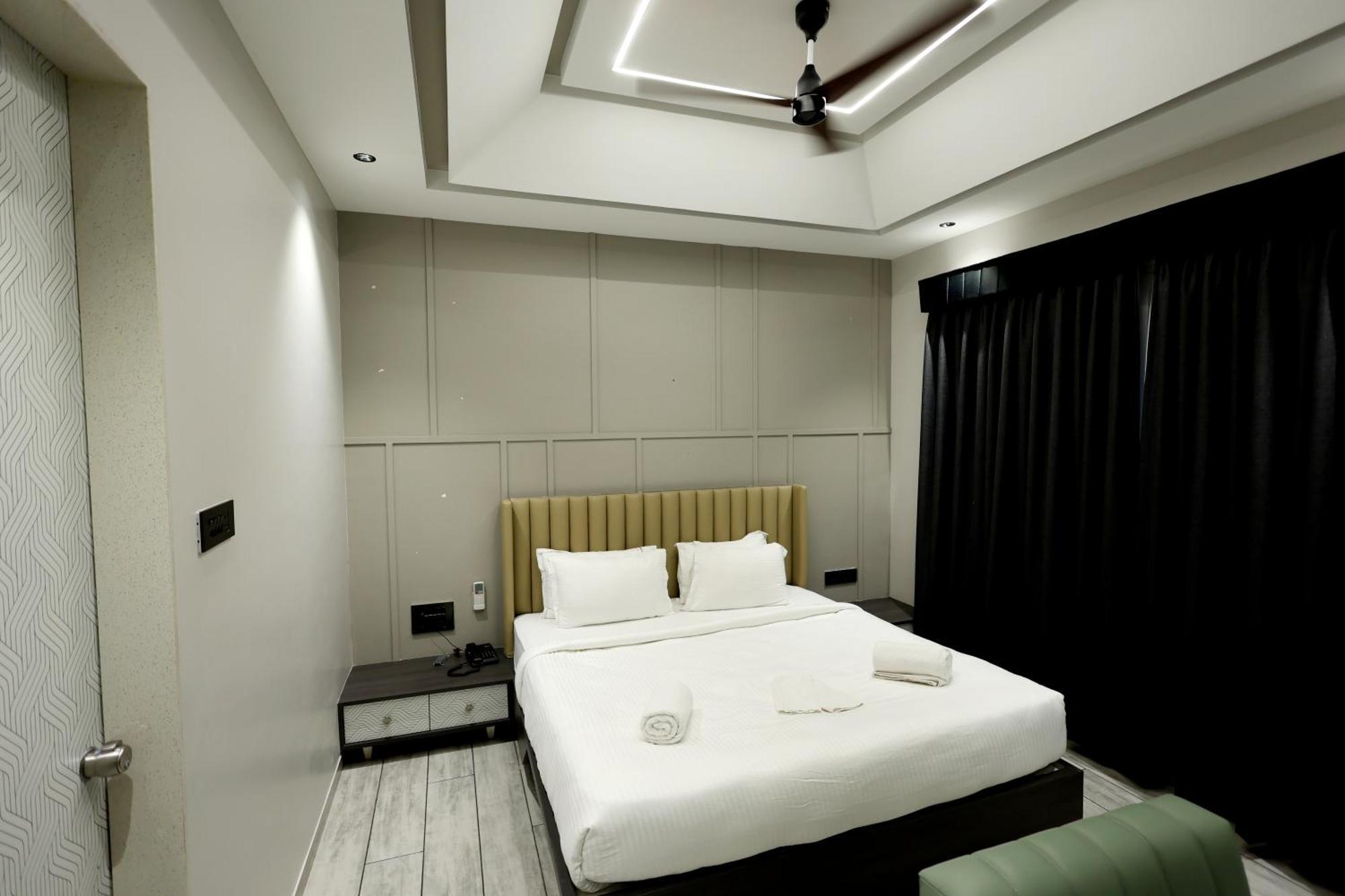 Hotel Statusinn, Ichalkaranji Buitenkant foto