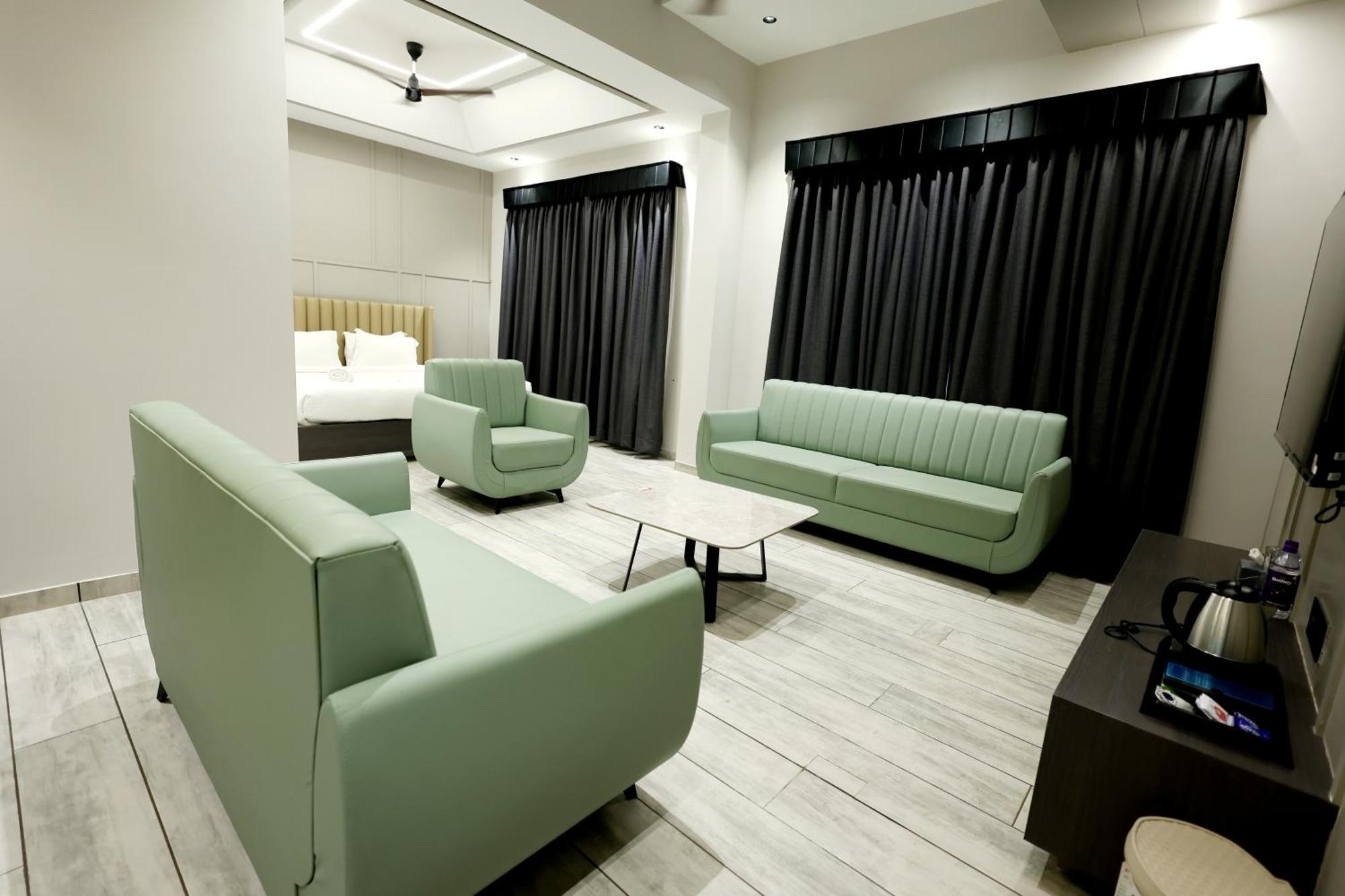 Hotel Statusinn, Ichalkaranji Buitenkant foto