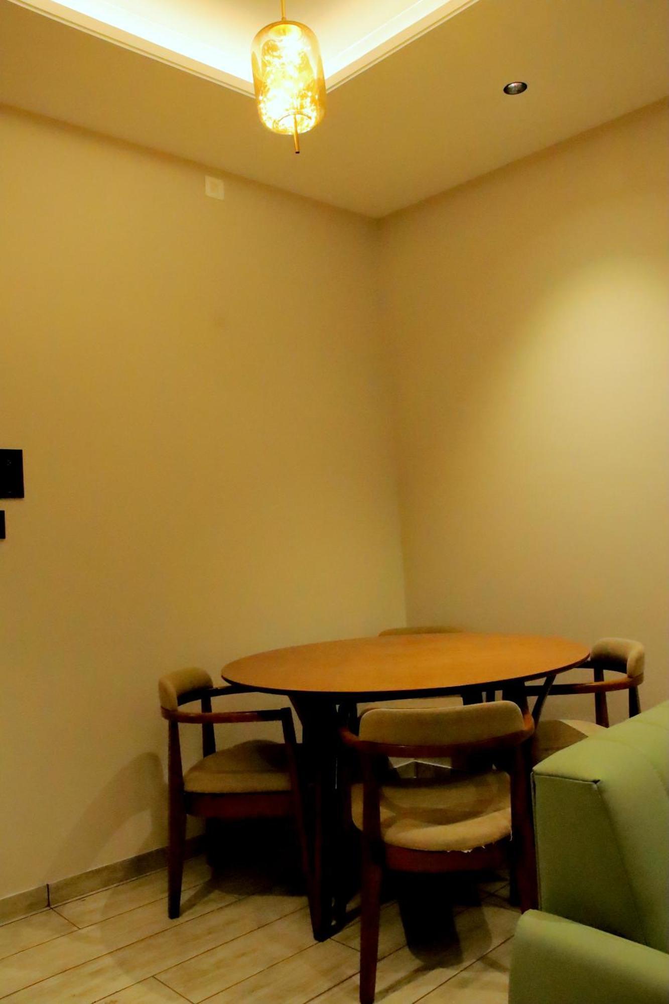 Hotel Statusinn, Ichalkaranji Buitenkant foto