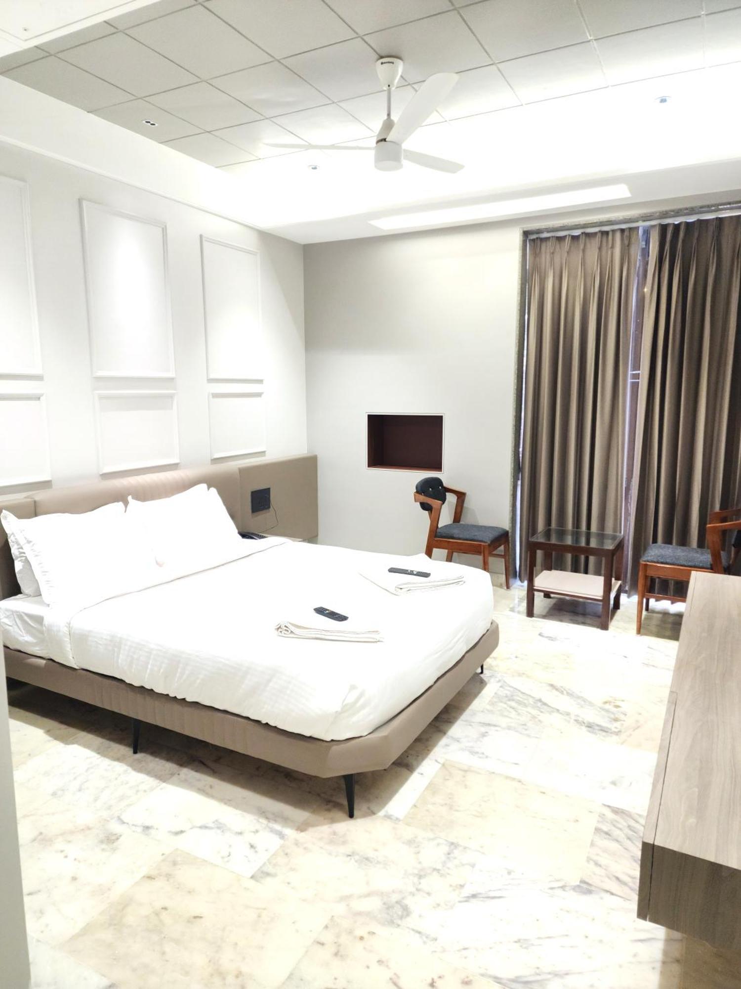 Hotel Statusinn, Ichalkaranji Buitenkant foto