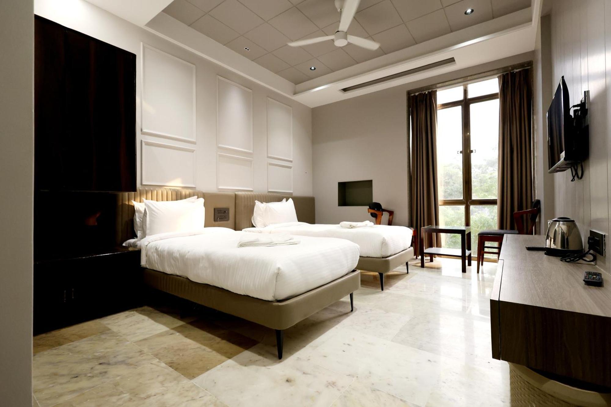Hotel Statusinn, Ichalkaranji Buitenkant foto