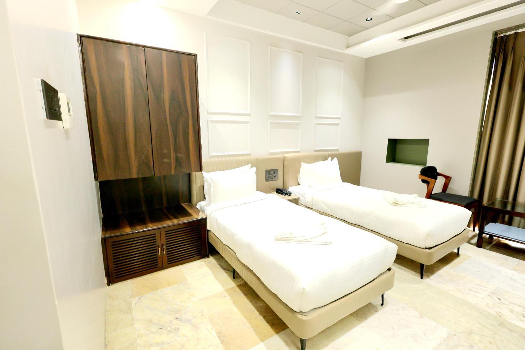 Hotel Statusinn, Ichalkaranji Buitenkant foto