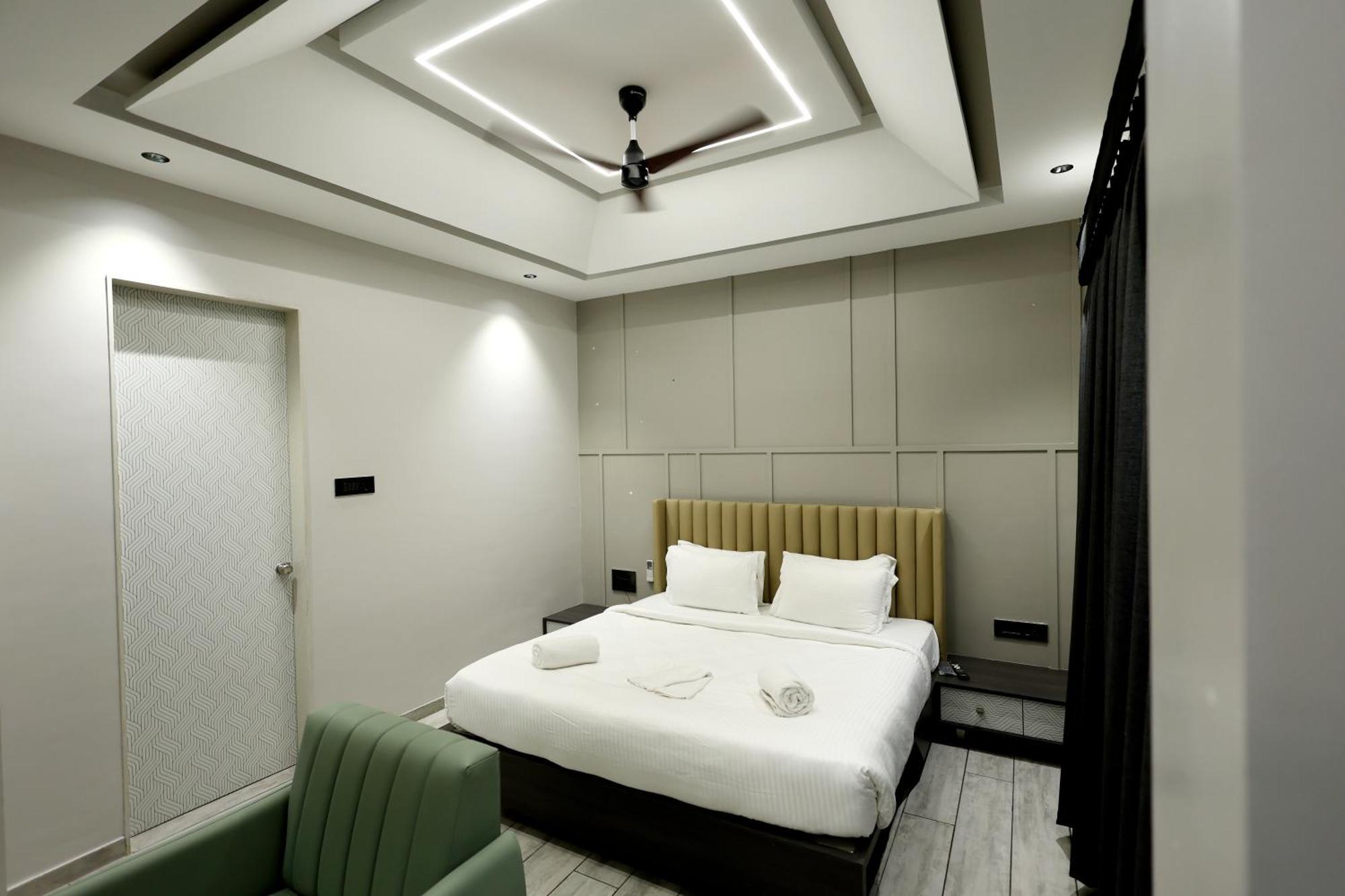 Hotel Statusinn, Ichalkaranji Buitenkant foto
