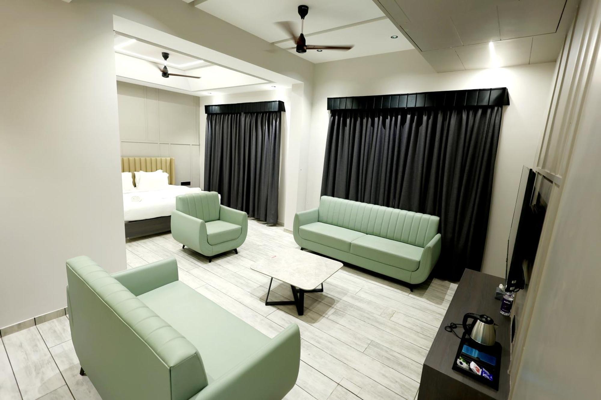 Hotel Statusinn, Ichalkaranji Buitenkant foto