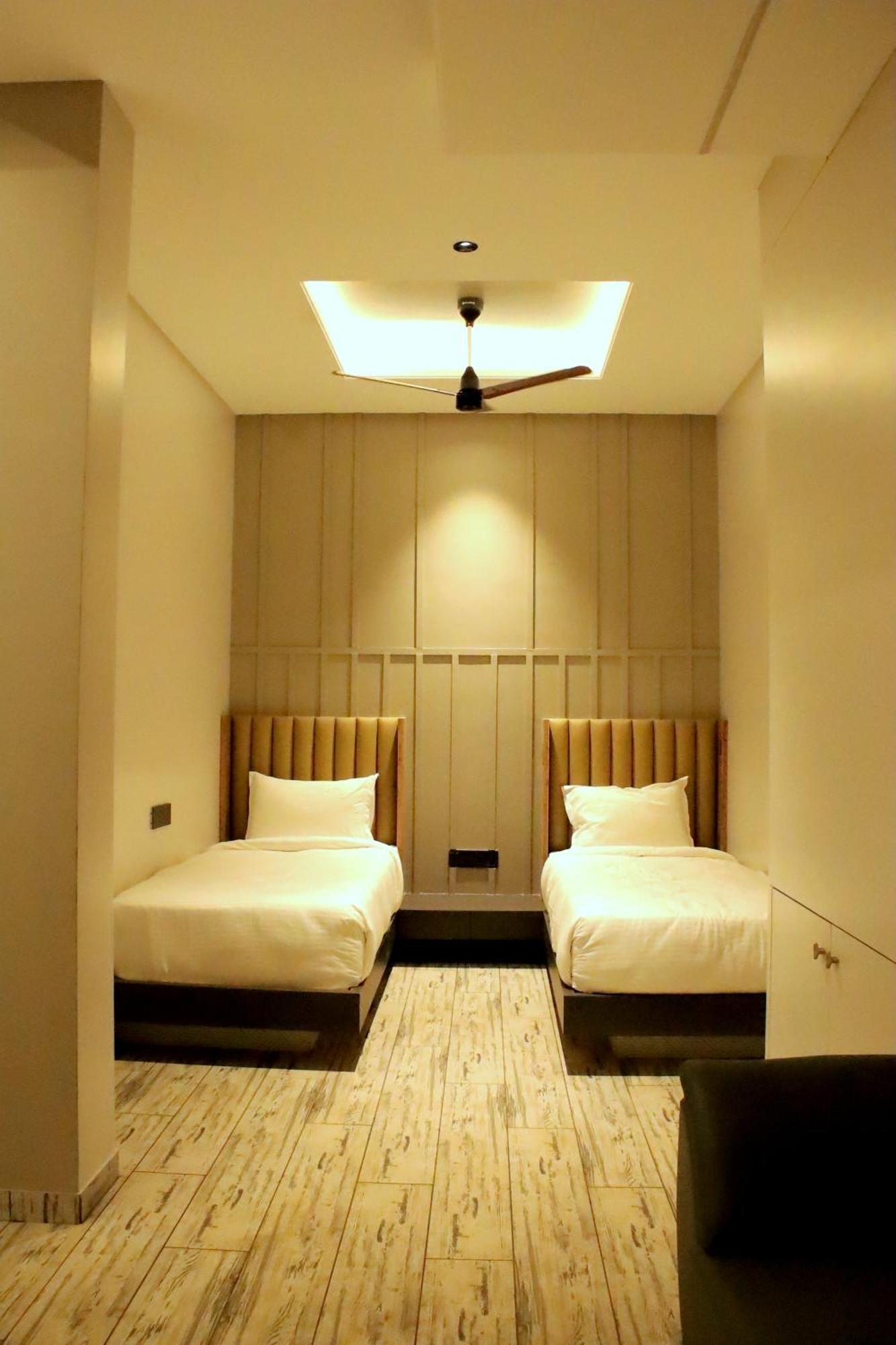 Hotel Statusinn, Ichalkaranji Buitenkant foto