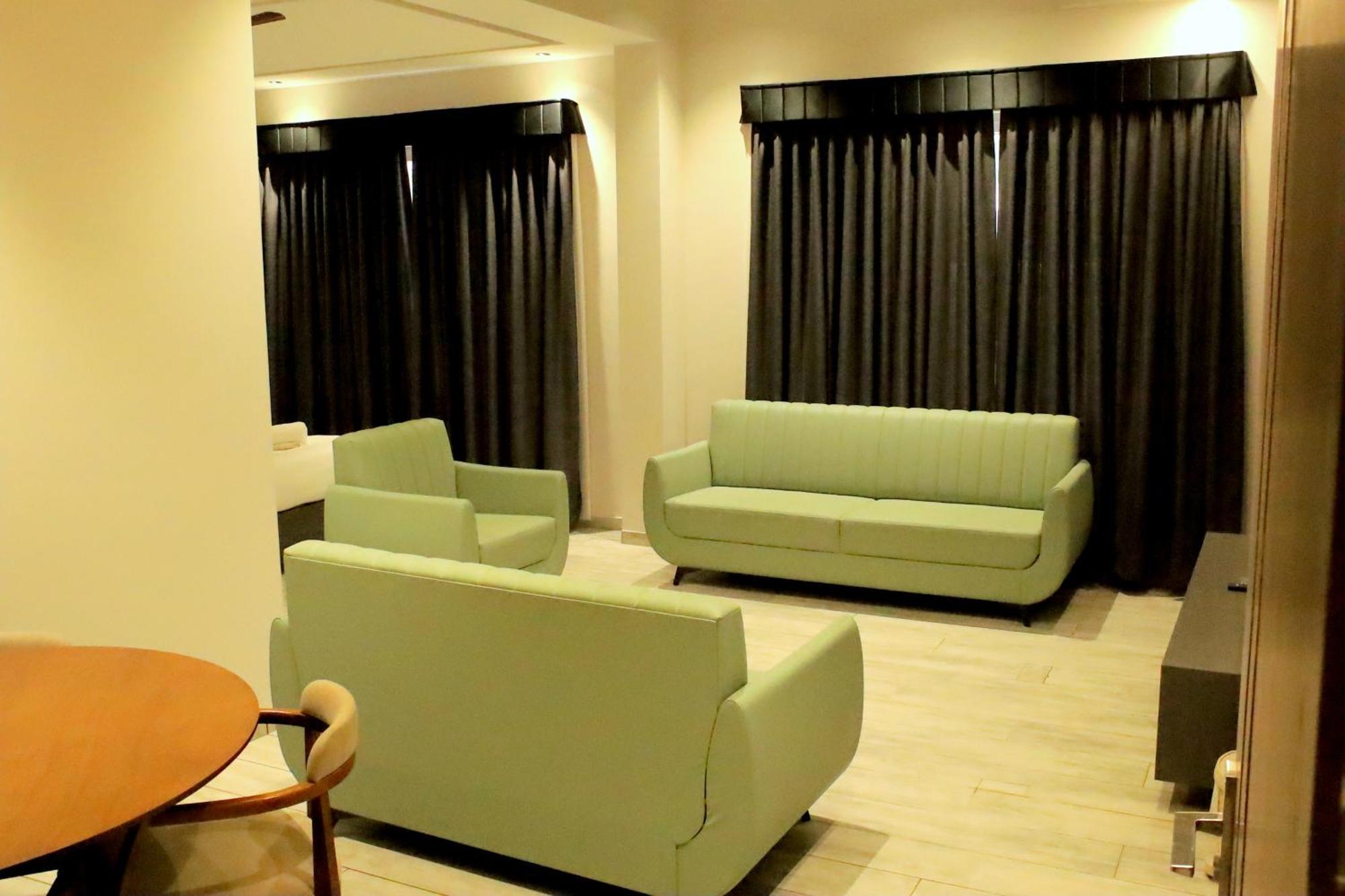 Hotel Statusinn, Ichalkaranji Buitenkant foto