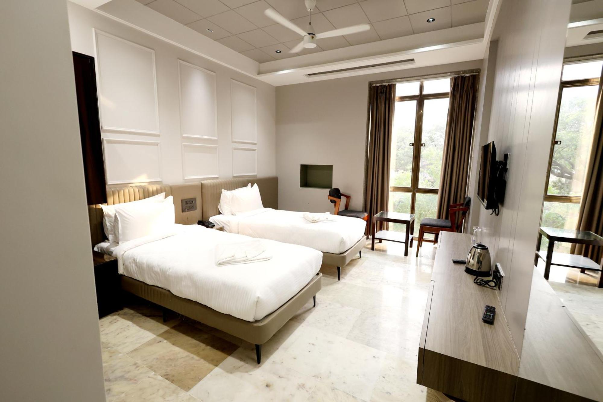 Hotel Statusinn, Ichalkaranji Buitenkant foto