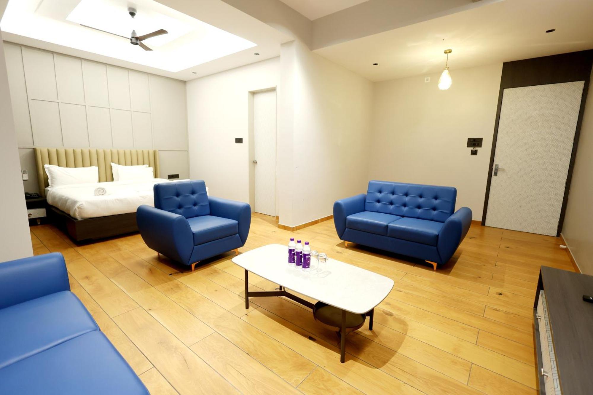 Hotel Statusinn, Ichalkaranji Buitenkant foto