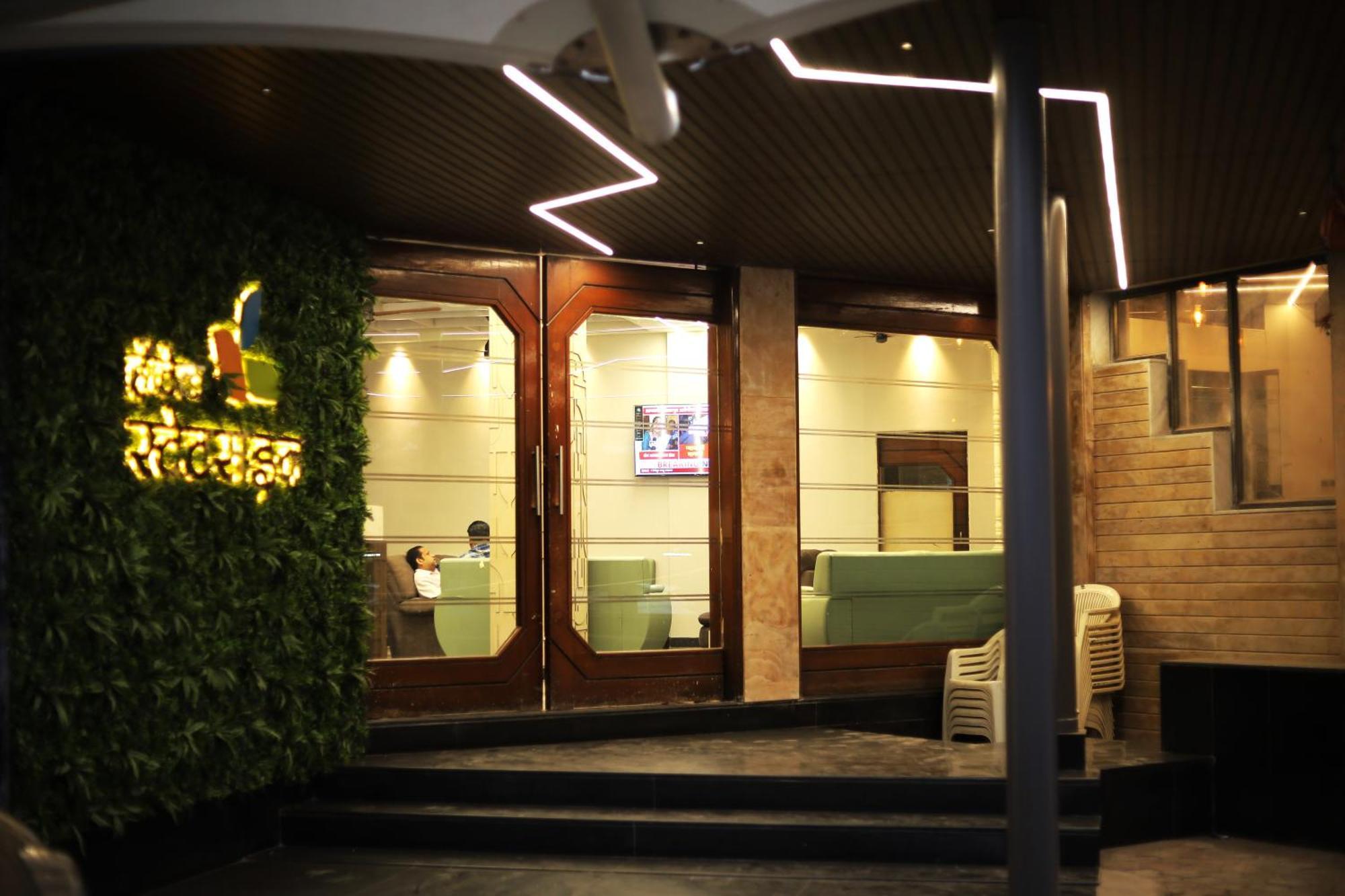 Hotel Statusinn, Ichalkaranji Buitenkant foto