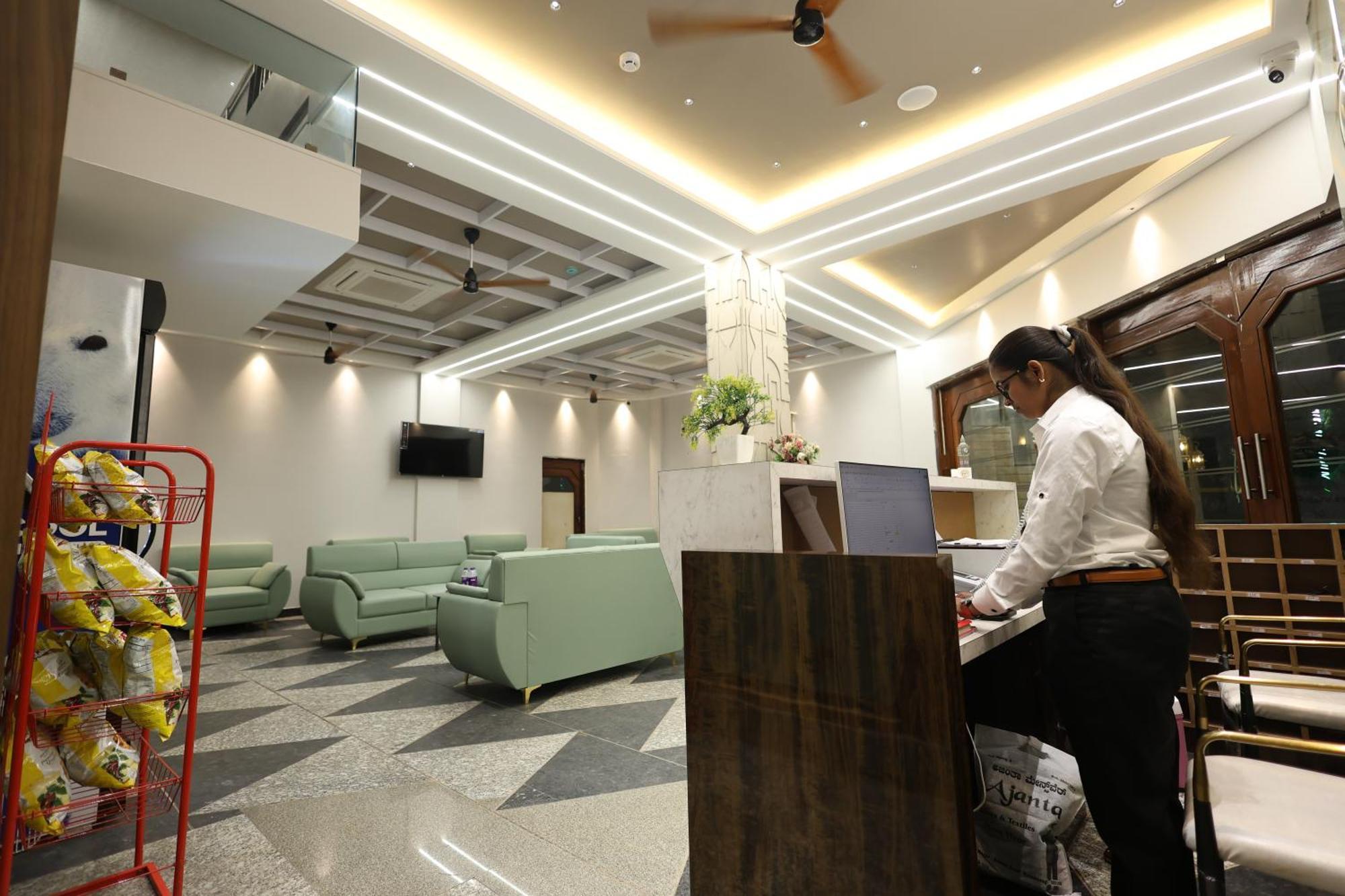 Hotel Statusinn, Ichalkaranji Buitenkant foto
